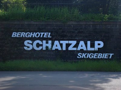 Werbung für die Schatzalp auf dem Bahnhof Zürich Enge.