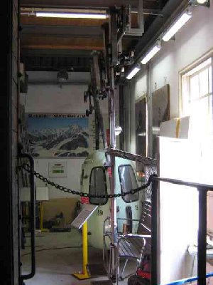 alte Mutterer Alm Gondel und Sessel.jpg