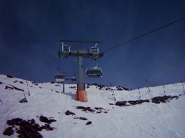 4KSB Schöntauf II
<br />Die kreuzt die Piste an der Stelle so knapp dass man beim drunterdurchfahren immer Angst hat, mit dem Kopf an nem Sessel hängenzubleiben