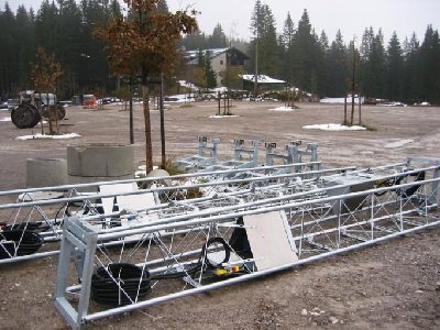 Die eine Hälfte der Türme auf dem Parkplatz ist zu sehen