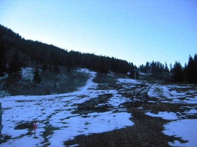 Die ehemalige Lift-Trasse SL Lyra mit dem ersten der Markierungspfosten. Hier keinerlei Bautätigkeiten zu erahnen.