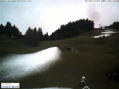 Unten bei der Talstation an der Lenk. Auch hier wurde erst letzte Nacht mit der Beschneiung begonnen