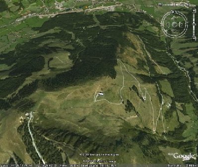 Im Hintergrund sieht man die Kandleralmabfahrt, im Vordergrund die Choralpe