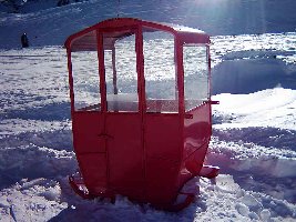 eine gondel - die stand da einfach so neben der piste...typisch italienisch :)