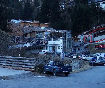Das rote Markierte ist der Dorftunnel und zwei Zugänge (eine Treppe) aus dem Ort