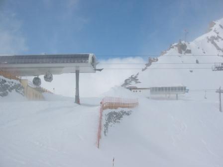 Mittelstation Schwarze Schneid Bahn. Im Hintergrund der 4er-Sessellift. Hier sieht man gut den Abstand.