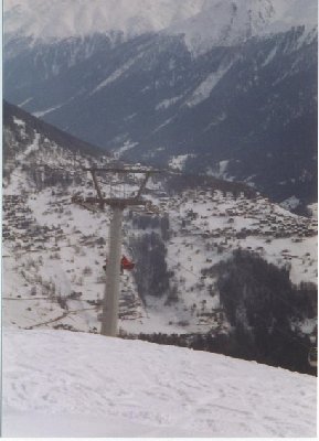 Eine Stütze der 4KSB Heimatt. Im Hintergrund ist Bellwald zu erkennen.