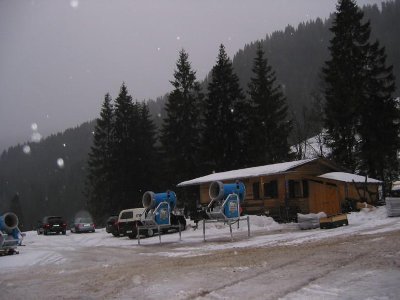 Zwei noch nicht platzierte Schneerzeuger am Parkplatz