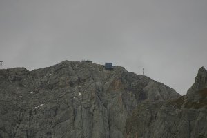 Militärlager in der Dachsteinwand, ganz links zu sehen eine Stütze der dorthin führenden Materialseilbahn Knoppenkar