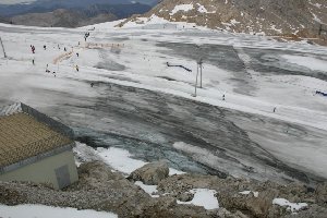 Spätestens jetzt heißt für alle wegschauen: Oberer Teil Piste Hunerkogel. Das sieht gar nicht gut aus, war aber gar nicht einmal so schlecht zu fahren.