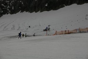 Talstation SL Austriascharte. Die zusehende Schlange verursacht ca. 2min Wartezeit
