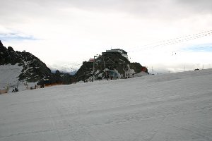 Bergstation SL Hunerkogel, im Hintergrund die Bergstation der PB, man sieht wie weit man von dort absteigen muss