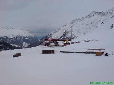 die Mautstelle der Timmelsjoch-Hochalpenstrasse mitten im Skigebiet