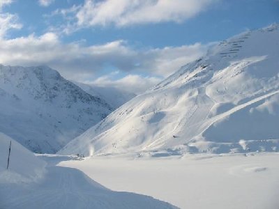 Blick auf den Grubenkopf mit Bully am Werk, rechts der Rifflsee