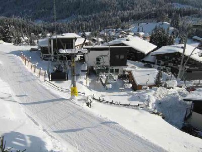 12 Königsleiten Talstation  der rechte Lift ist für die Schneebeförderung.jpg