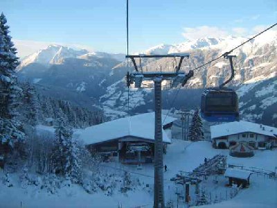 01 Auffahrt Achtergondel Zell am Ziller Rosenalm.jpg