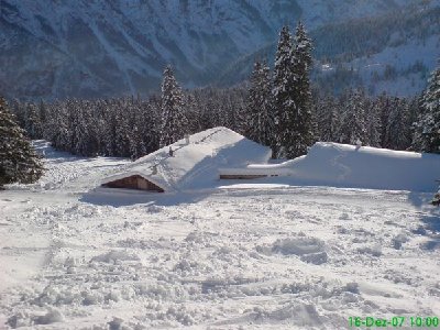 die Untere Bierwangenalpe - die Skihütte des SC Aalen, in welcher ich auch schon war. Die Hütte ist genial :-) PS: beachtet anhand der Hütte mal die Schneemenge. Man sieht fast nur noch das Dach :-)))