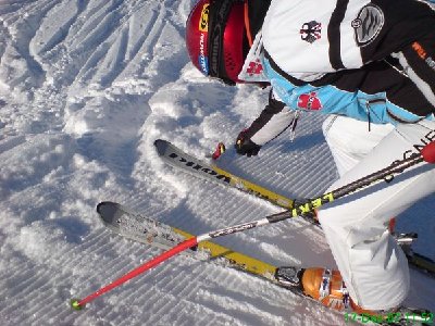 der Test bzgl. Schneehöhe auf der Piste - Danny`s Skistock ist 120cm und konnte komplett versenkt werden... :-)