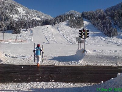 die Ampel für Skifahrer - hier muss man die Straße überqueren