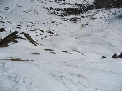 Neben den Pisten schon ziemlich braun, trotzdem tolle Firn-Freerideabfahrt runter zur Alp Trida am Vormittag.