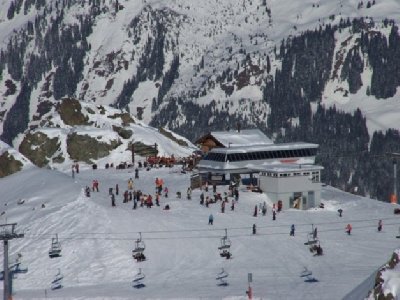 Zum Richtung Madrisella Bergstation, im Vordergrund die Heimspitzbahn