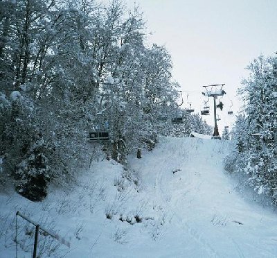 Blick von der Talstation auf die Bahn (hat den Förderband-Einstieg)