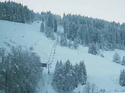 DSB Gunzesried mit Piste von der Strasse aus