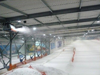 Lecker Neuschnee. Der unförmige Haufen unten ist das Iglu.