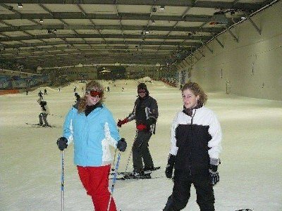 Die Halle von 2/3 der Höhe mit 3/4 von uns. Eine snowboardende Freundin aus der Schule hatten wir auch dabei.