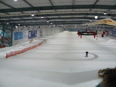 Piste mit neuer Rodelbahn und seltsamer Weihnachtsdeko. Rechts 6KSB, links 1SL, Förderband links der Tragestruktur.