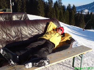 mein Kumpel Karre beim Relxen. Übrigens geniale Idee mit den Sofas, das hat was