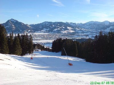 Piste Nr.2 mit der Familienabfahrt - im Hintergrund der Grünten, Sonthofen und ganz hinten Oberjoch
