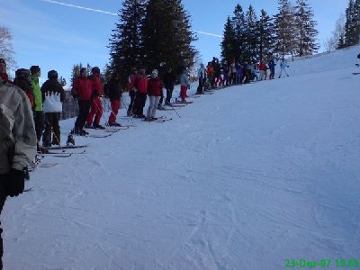 hinter uns ging die Schlange natürlich auch noch weiter - da haben wir fast 30 Minuten verschenkt :-(
