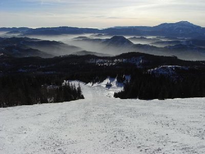 Hüttenhang, unten die Kapelle Maria Einsiedl, rechts der 2.076 m hohe Schneeberg
