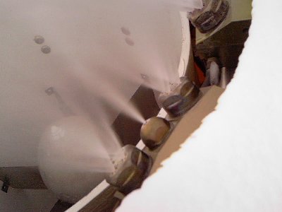 Und hier ein Teil ihres Düsenkranzes. Die Düse in der Mitte liefert ein Wasser-Luft-Gemisch. Die anderen alle Wasser. Auf jede 16. Wasser Düse folgt eine mit Wasser und Luft. Das Wasser-Luft-Gemisch gefriert schneller und dadurch muss das Wasser nur noch