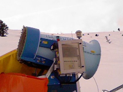 Die 5 Düsenkränze dieser Leitner Kanone bestehen allesamt aus Ölbrennerdüsen. Aus jeder Düse tritt sowohl Luft, als auch Wasser aus.