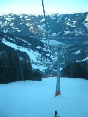 Trasse vom TrassXpress nach unten mit Trassabfahrt ;-) Der Zugang zur Talstation ist übrigens jetzt schon ohne Treppen steigen möglich. Vom Ende der Piste führt eine Stahlbrücke zur Einstiegsebene.