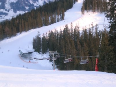 Talstation der Breiteckbahn (leider etwas verwackelt) Die Bahn bedient den äußerst breiten Anfänger- und Carvinghang und war mit am meisten besucht von allen Bahnen. Schlange hats an dem Tag aber trotzdem keine gegeben.