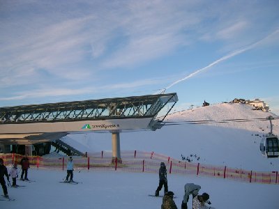 Bergstation TrassXpress vor Bergstation Schmittenhöhebahn. Der Skifahrerstrom von dort wird unterhalb vorbeigeleitet.