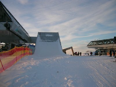 Bei beiden wird unterirdisch garagiert, ist also nur die Rampe nach unten zu sehen.<br />Beim TrassXpress wird übrigens nur die Hälfte am Berg garagiert.