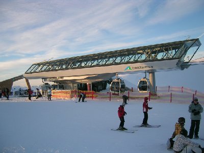 Die Bergstation des TrassXpress steht gegenüber frei am Bergrücken. Alle drei Bergstationen und Restaurant gruppieren sich um den zentralen Ausstiegsplatz.