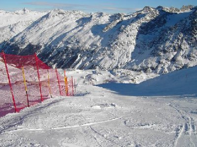 Etwas unterhalb wird die Piste dann auch schmaler, und es tauchen die ersten Steine auf.