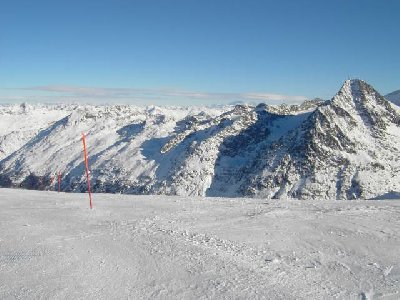 ... und bietet ein schönes Bergpanorama.