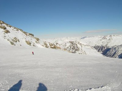 Der obere Teil der Gletscher-Abfahrt (Standard-Run) ist enorm breit und lädt wunderbar ein um sich mit Kurven auszutoben ohne anderen Leuten in die Quere zu kommen.