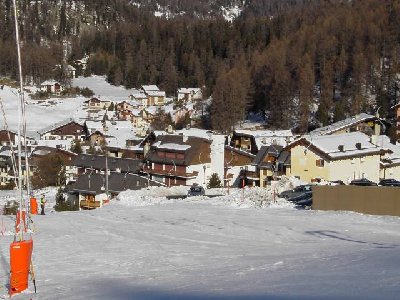 Auch im Dorf liegt noch genügend Schnee, um eine idyllische Winteratmosphäre aufkommen zu lassen.