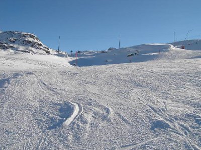 Die rote Piste Surlej (Talabfahrt Corvatsch) wird integral beschneit und fährt sich prima.