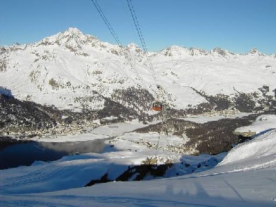 Wunderschöne Aussicht nach Silvaplana (von dem oberen Teil der Corvatsch Talfahrt aus). Weiterhin im Bild: Die noch ziemlich neue Pendelbahn Surlej-Murtèl.