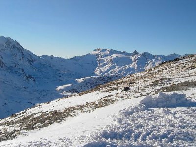 Blick Richtung Fextal (oben von der 4KSB Furtschellas). Früher stand hier ein Schild, dass die Abfahrt ins Fextal verboten ist. Aufgrund der aktuellen Schneesituation scheint das Schild wohl überflüssig zu sein ;)