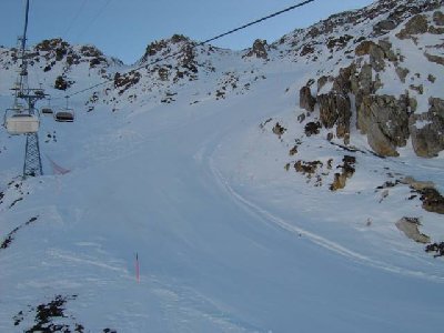 Rechts: Schwarze Piste Muntanella, die an diesem Tage noch geschlossen war. Am folgenden Freitag öffnete sie dann aber. Besonders &amp;quot;schwarz&amp;quot; ist die Piste aber nicht ;)<br />Links: 4KSB Furtschellas &amp;quot;von Von Roll&amp;quot; ;)