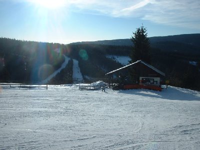 Die Talstation des Kressbachalmliftes, im Hintergrund die schattigen Pisten des Nordliftes